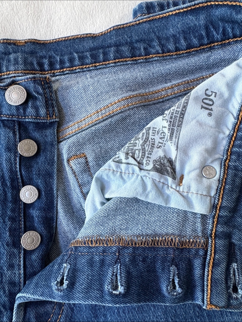 Levi's Women's 501 Original Fit Button Fly Med Wash Blue Denim Jeans W29/L32 - Picture 4 of 12